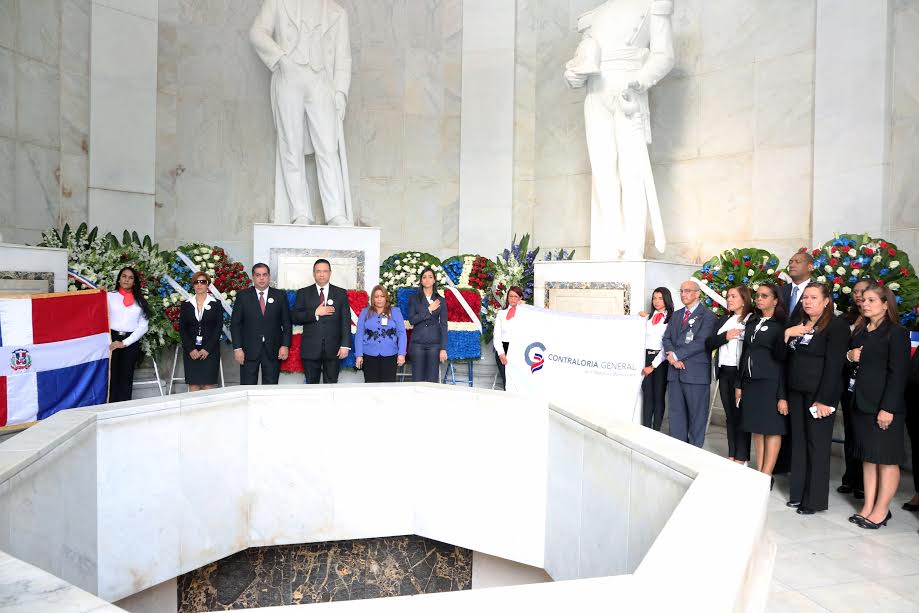 Contralor A Deposita Ofrenda Floral En Altar De La Patria