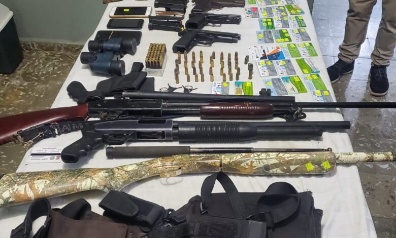 Policía ocupa 7 armas de fuego chalecos antibalas y municiones en