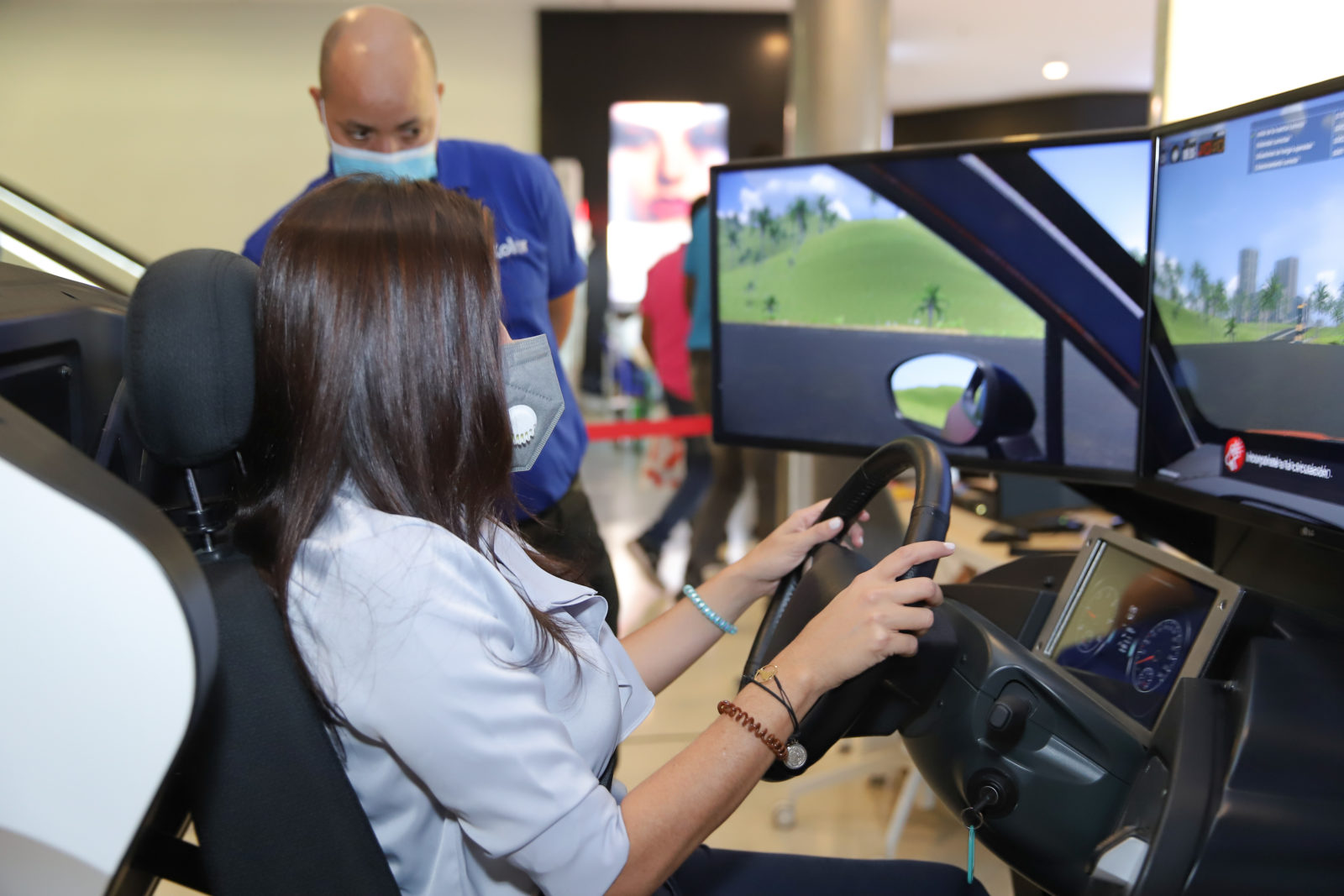 Instituto Nacional de Tránsito y Transporte Terrestre  INTRANT - INTRANT  instala simuladores de conducción en los centros comerciales Blue Mall y  Ágora Mall