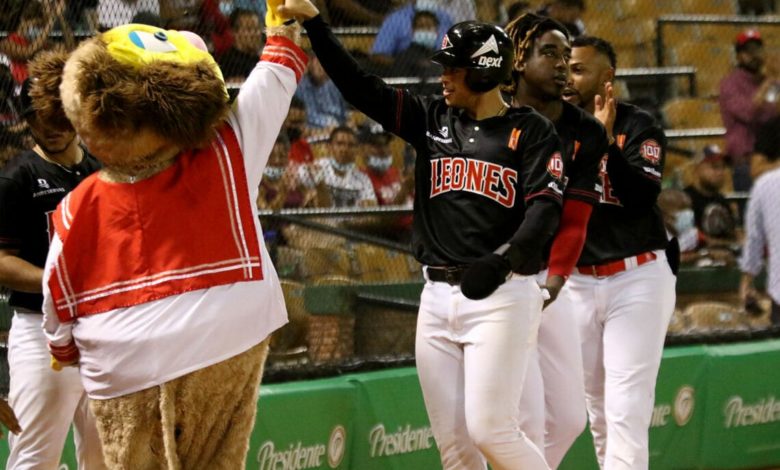 Leones del Escogido derrotan a los Toros del Este en el Quisqueya