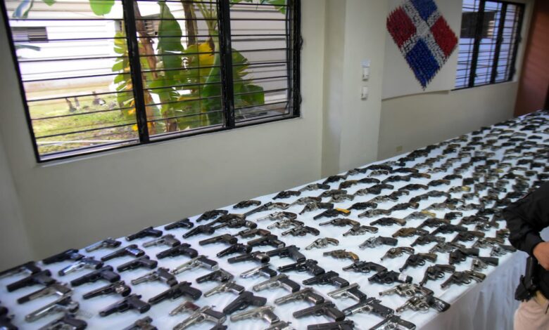 Fiscalía de Santiago entrega más de 500 armas a Interior y Policía