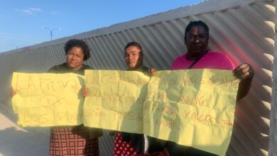 Mujeres piden ayuda al Presidente tras incendio de su negocio en Boca Chica