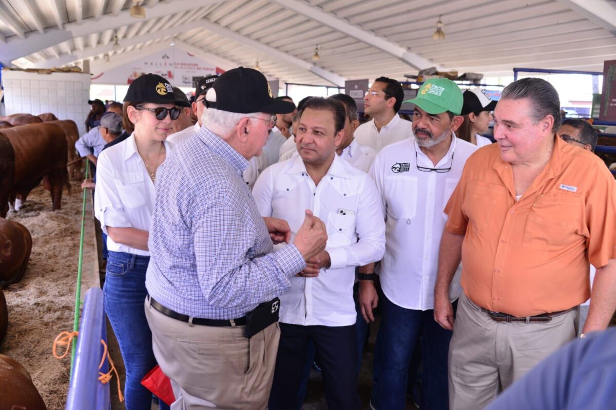 Abel Martínez recorre Feria Agropecuaria junto a directivos del Patronato Nacional de Ganaderos