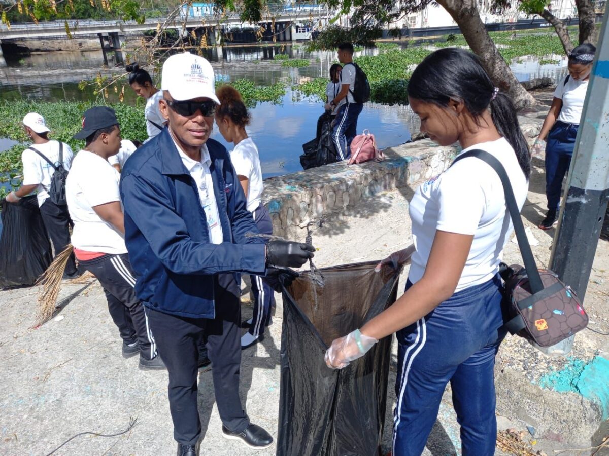 Celebran Día del Agua con una jornada de Limpieza en rio Ozama