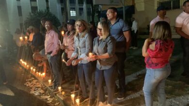 Simpatizantes peledeistas realizan un encendido de velas frente al Palacio de Justicia del Distrito Nacional