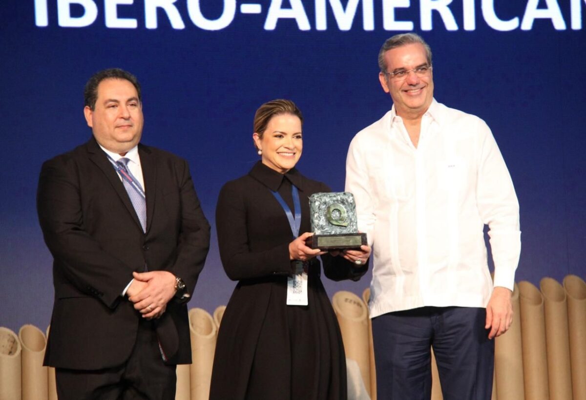 Presidente Luis Abinader entrega Premio Iberoamericano de la Calidad al Hospital Hugo Mendoza en Cumbre de Jefes de Estado