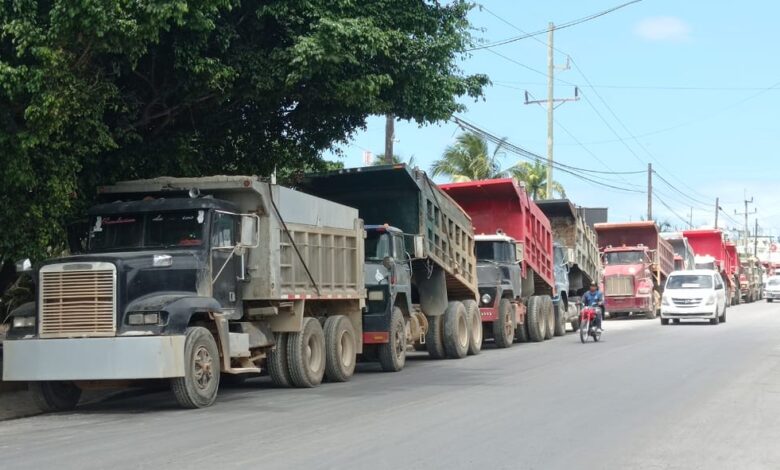 Camioneros de Nagua protestan por cierre de minas