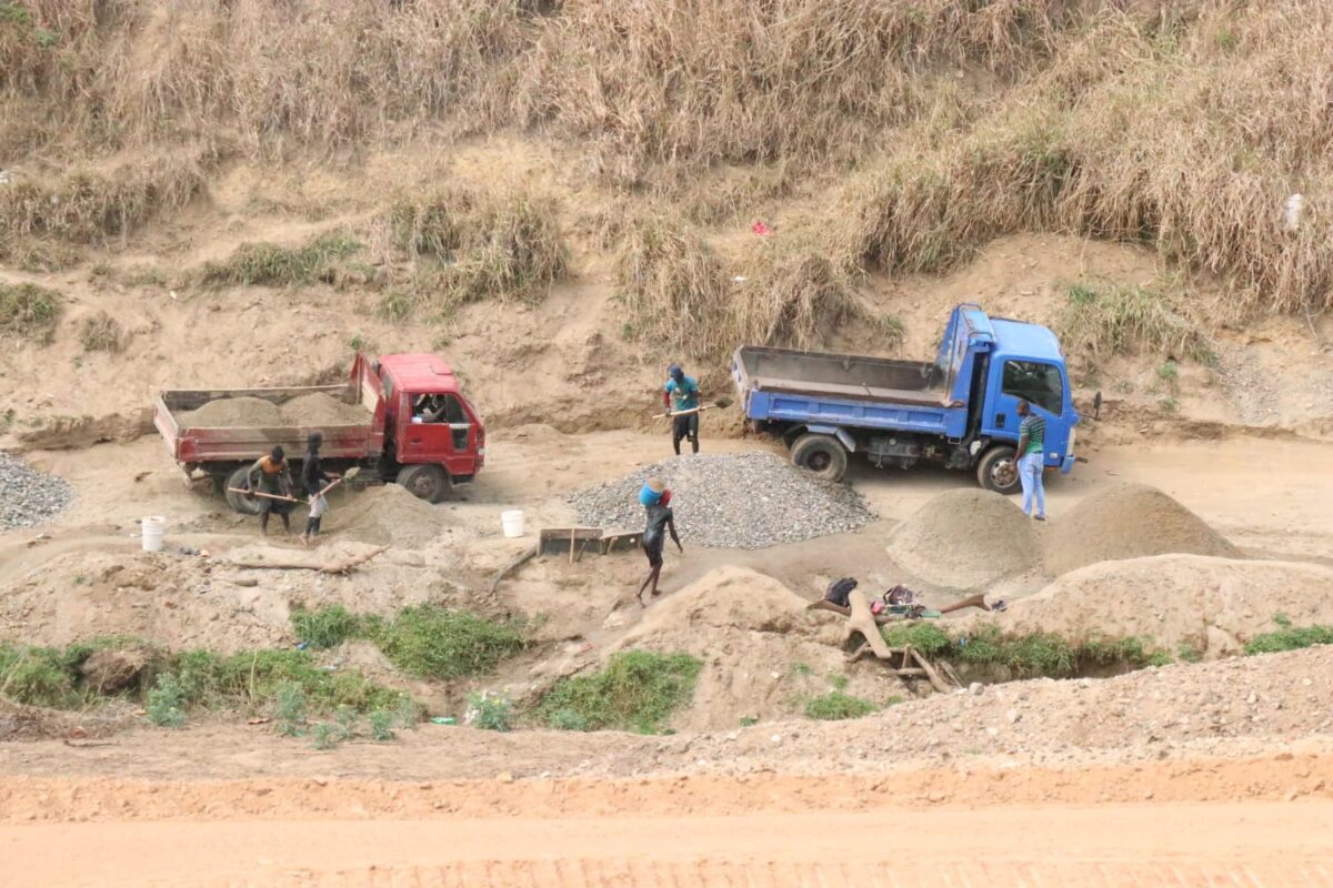 Medio Ambiente investiga extracción ilegal de arena por haitianos en el río masacre