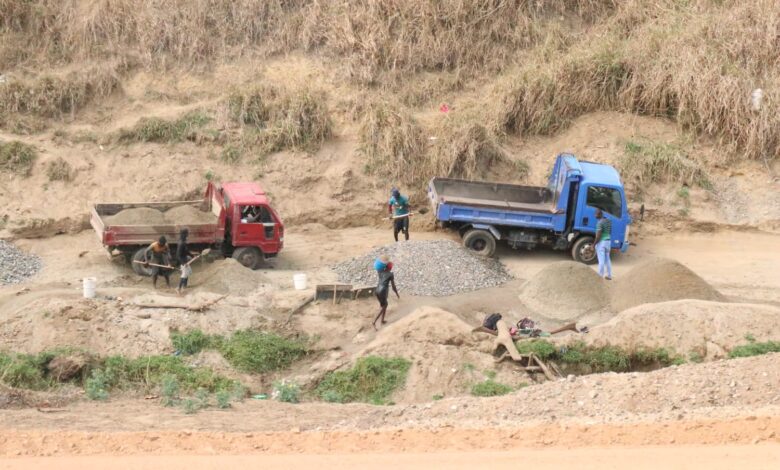 Medio Ambiente investiga extracción ilegal de arena por haitianos en el río masacre