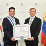 Canciller Roberto Álvarez recibe condecoración otorgada por el presidente de Ecuador