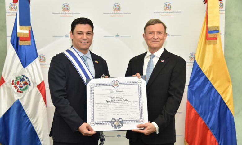 Canciller Roberto Álvarez recibe condecoración otorgada por el presidente de Ecuador