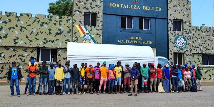 Migración detiene para repatriar 354 nacionales haitianos ilegales interceptados en El Hoyo de Friusa