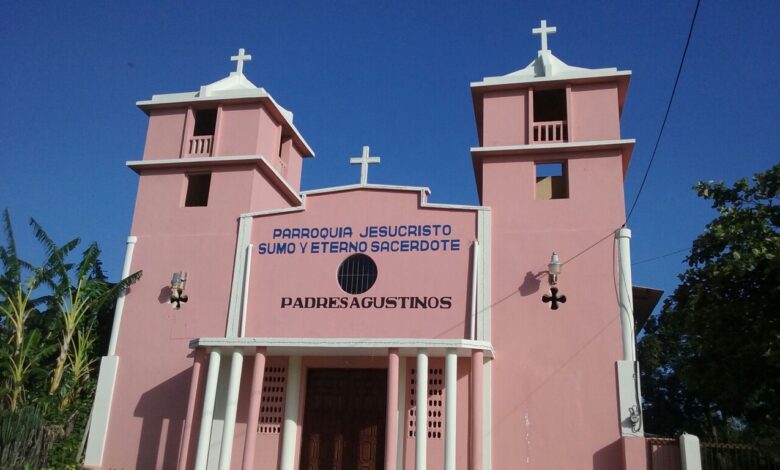 Desconocidos profanan iglesia en La Vega