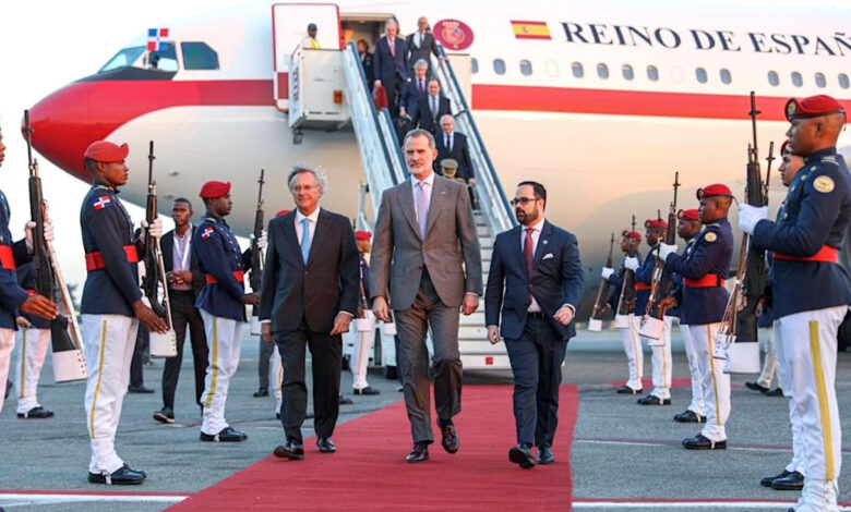 Rey de España Felipe VI llega a Santo Domingo para la Cumbre Iberoamericana