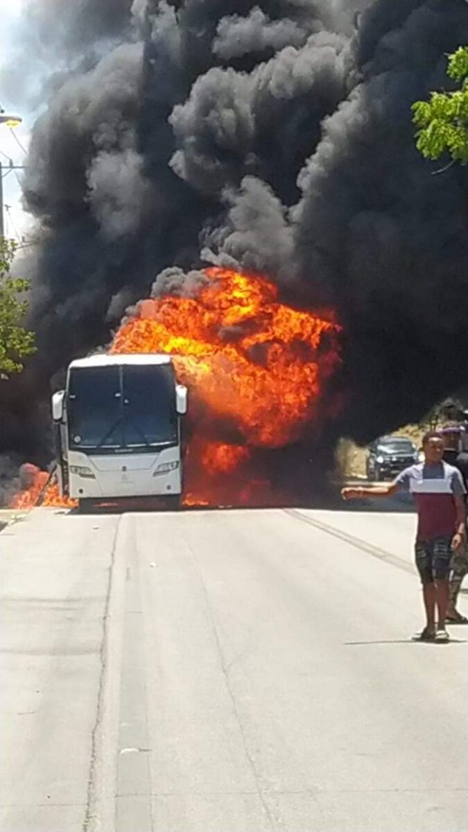 Se incendia autobús de transporte de Barahona