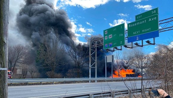 Accidente mortal de un camión cisterna provoca un enorme incendio y el cierre de un puente en EE.UU