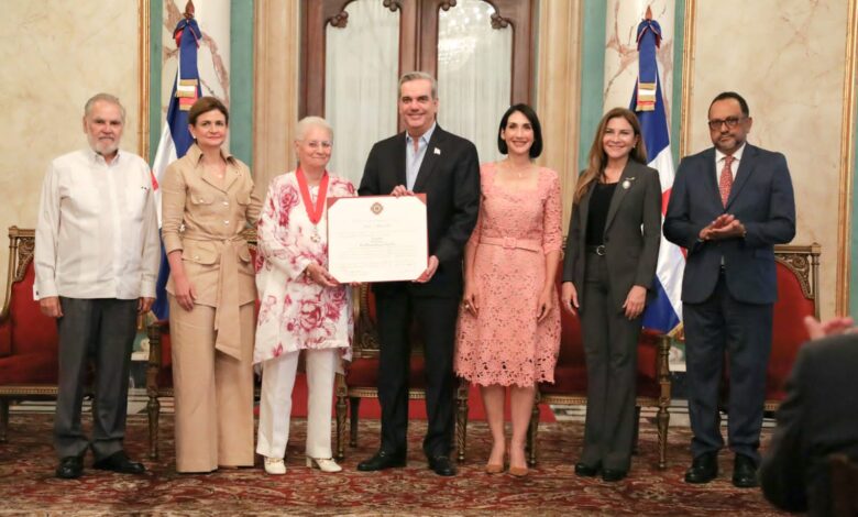 Presidente concede Orden Heráldica de Cristóbal Colón a Rosa Margarita Bonetti