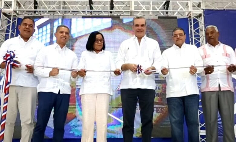 Presidente entrega cinco polideportivos y otras instalaciones en provincias Duarte y Sánchez Ramírez