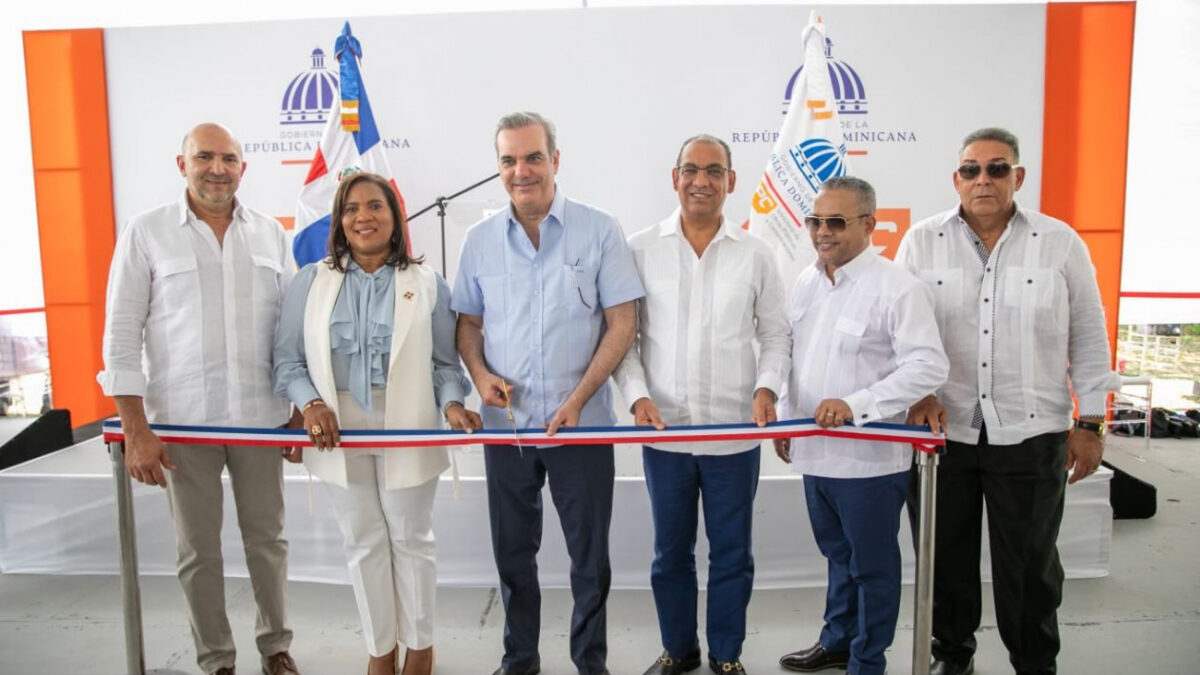 Presidente inaugura reconstrucción de carretera de acceso a la presa de Rincón