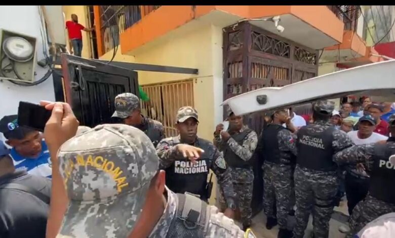 Policía Nacional desmantela laboratorio clandestino de bebidas alcohólicas adulteradas en Boca Chica