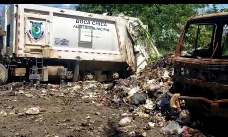 Vándalos Incendian dos camiones compactadores del Ayuntamiento de Boca Chica