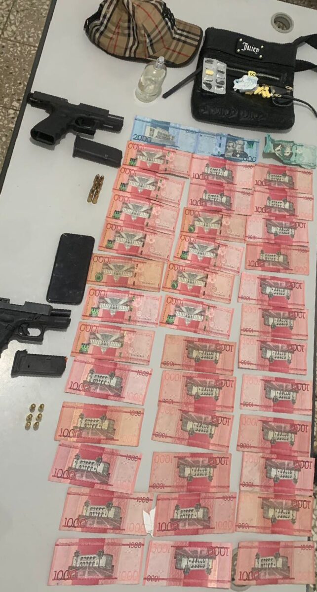Apresan joven con pistolas sin documentos y dinero en efectivo en Barahona