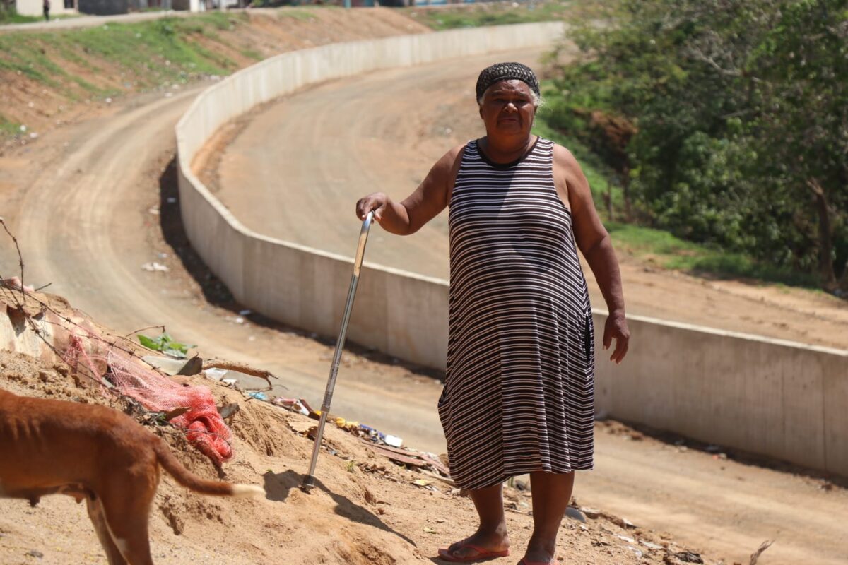 Mujer denuncia que defeca y orina en cubetas tras derrumbe de su baño para dar paso a muro fronterizo en Dajabón