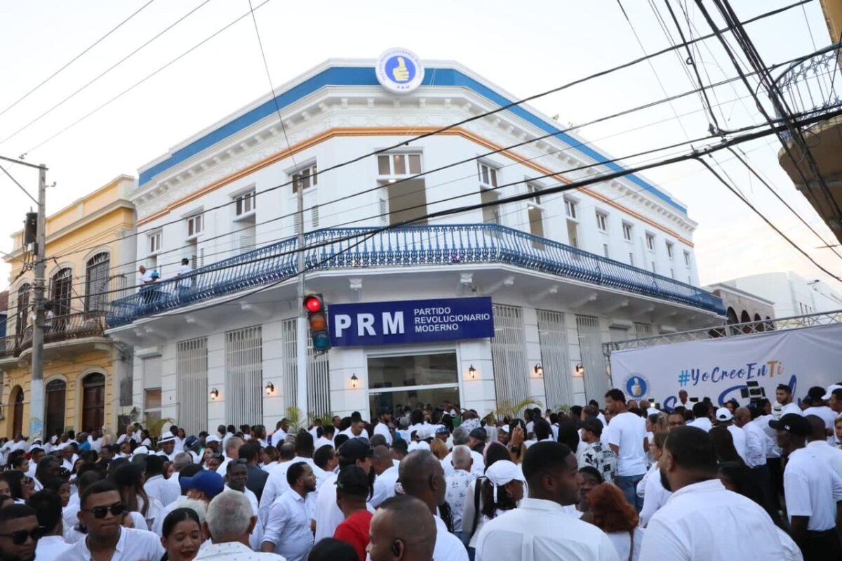 PRM inaugura moderno local de San Pedro de Macorís en acto masivo