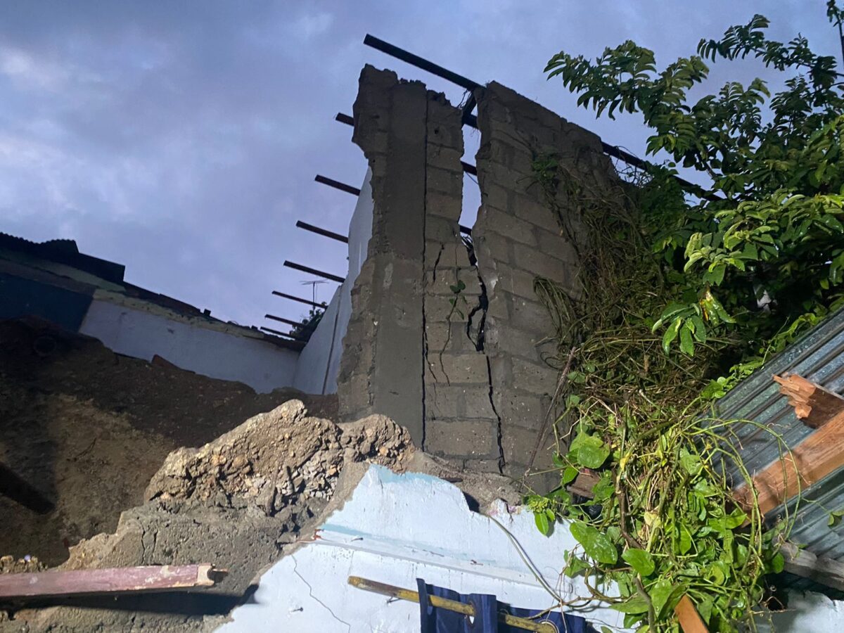 Lluvias provocan derrumbe de dos viviendas en el Abanico de Herrera