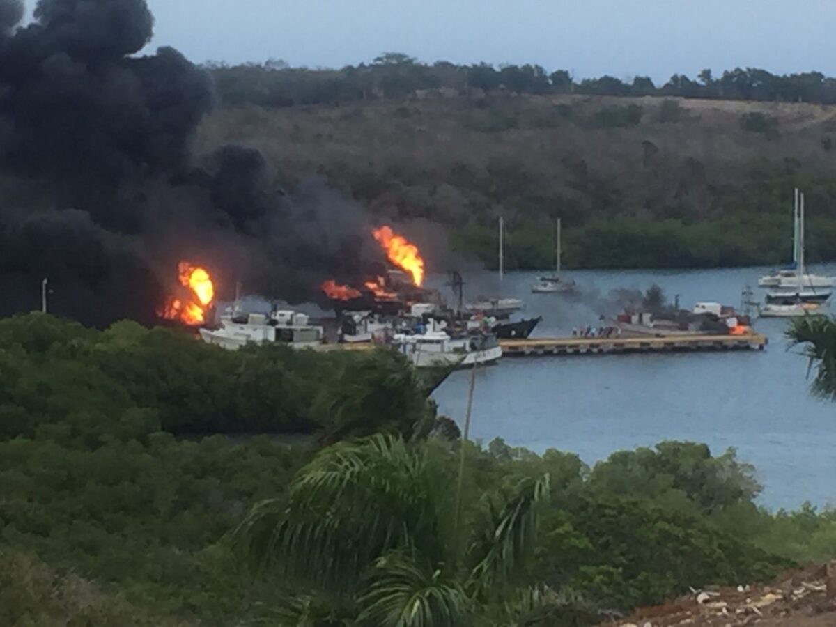 Incendio causa daños millonarios a tres embarcaciones pesqueras