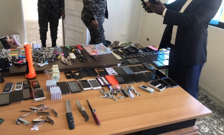 Confiscan drogas y armas en cárcel de Santiago