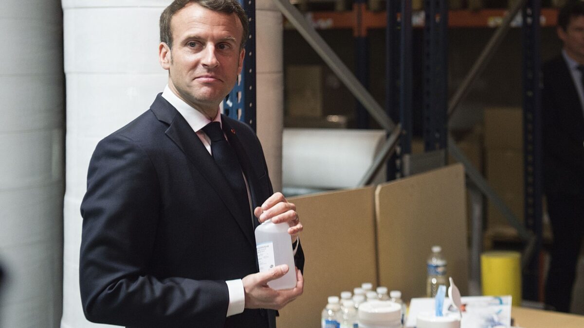 Presidente de Francia asegura necesitan más fábricas y menos dependencias