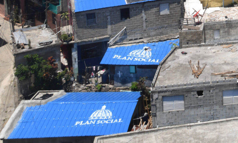 Techos de casas cercanas al Teleférico de Los Alcarrizos fueron pintados de Azul y con Logo del Plan Social
