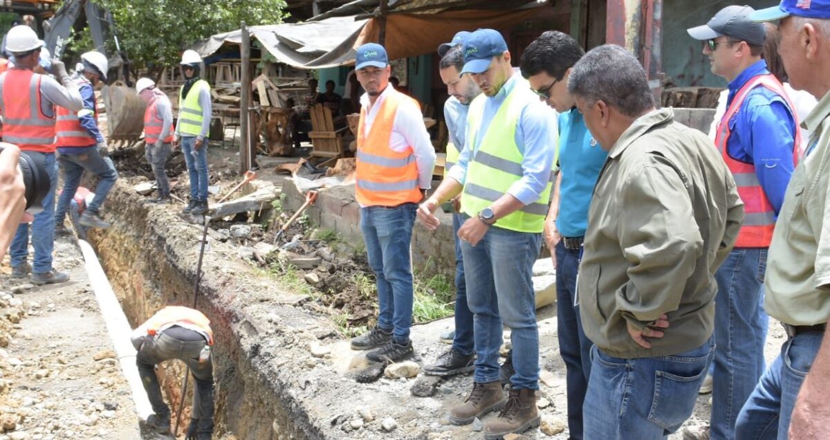 Wellington Arnaud supervisa construcción de acueducto de Monseñor Nouel