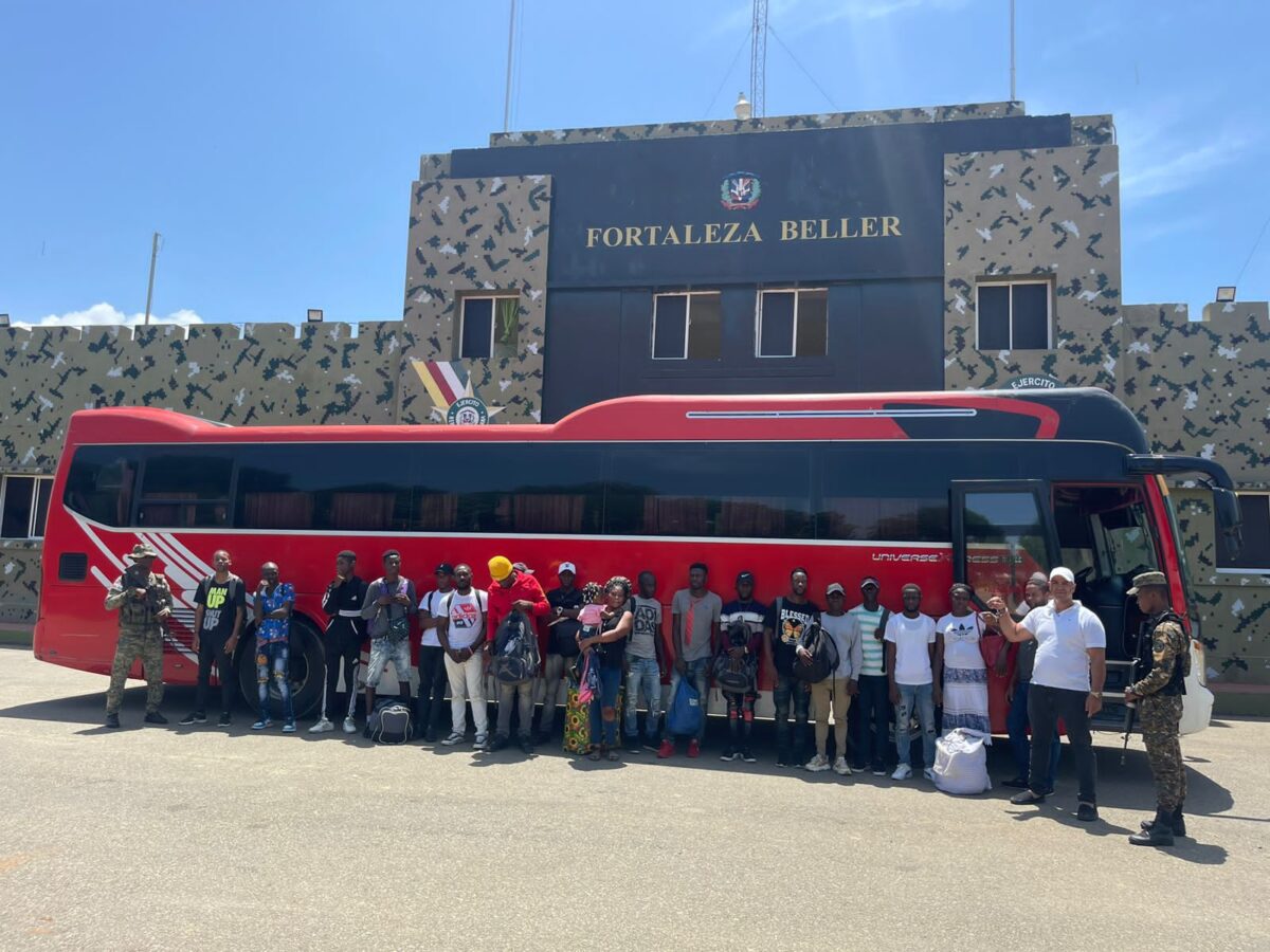 Ejército detiene autobús con cubanos y haitianos que pretendían llegar a Santo Domingo