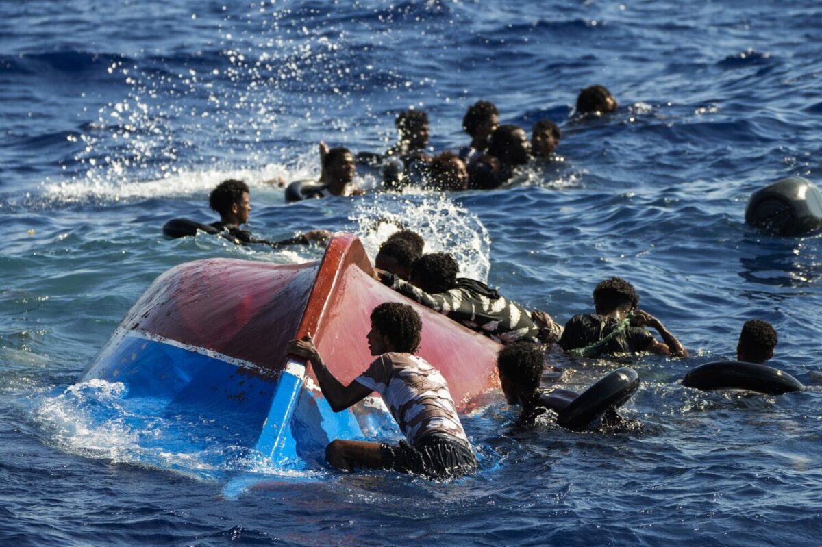 Dos personas mueren luego de que los obligarán a tirarse de una embarcación junto a 132 migrantes