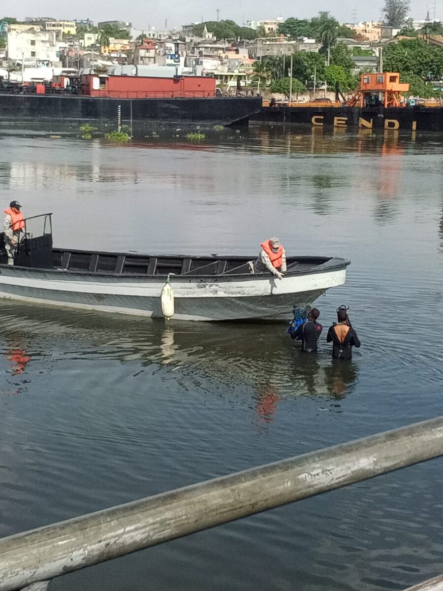 Defensa Civil continúa búsqueda de joven que se lanzó en Puente Flotante