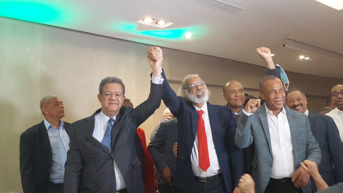Leonel Fernández firma acuerdo de alianza electoral con Juan Hubieres