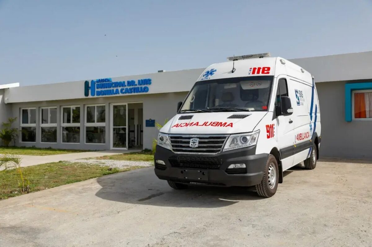 9-1-1 entrega ambulancia de última generación a Hospital Municipal en Nagua
