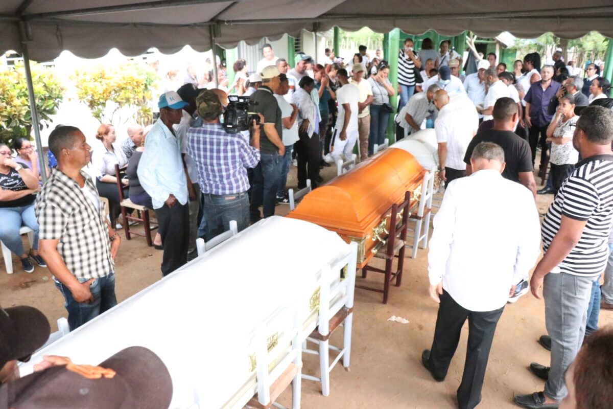 Bajo llanto y tristeza velan restos de familia asesinada en Dajabón