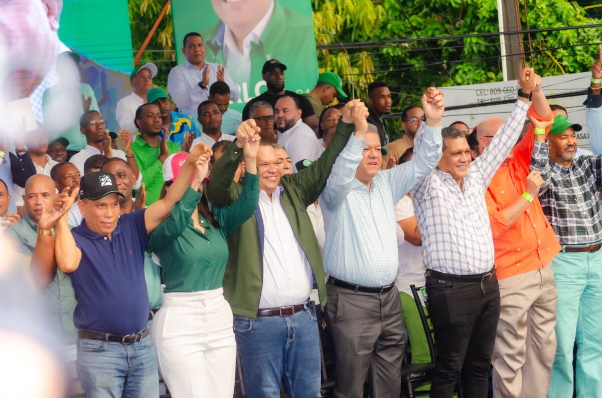 Leonel Fernández proclama oficialmente a Carlos Guzmán como candidato alcalde de SDN