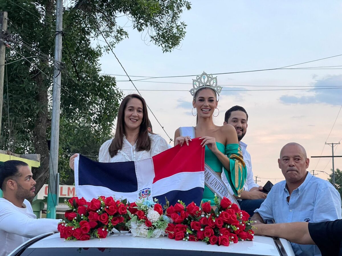 Sánchez Ramírez recibe a Miss República Dominicana Mariana Downing