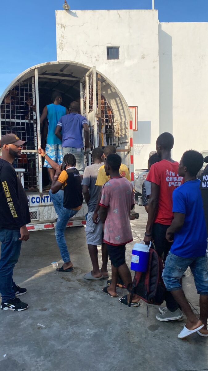 Policía Nacional apresa 50 haitianos fuertemente armados