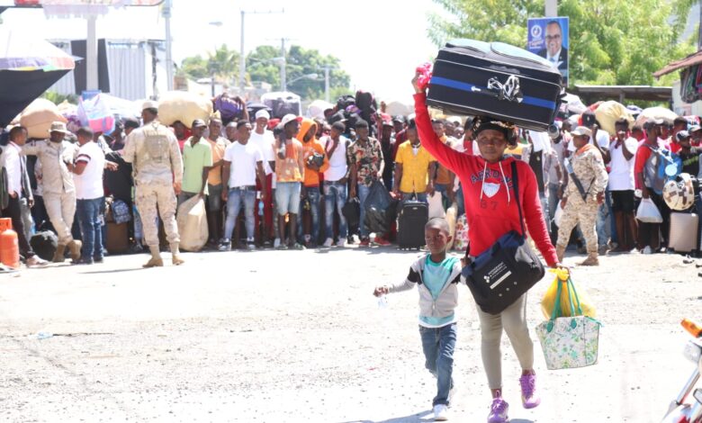 Miles de haitianos retornan a su país por Dajabón por temor a los operativos de detención