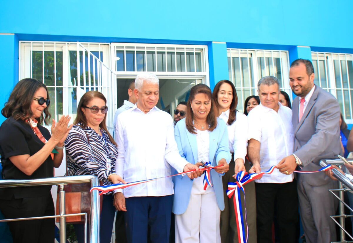 Adolescentes de Cotuí reciben inaugurada la Unidad Integral de Salud