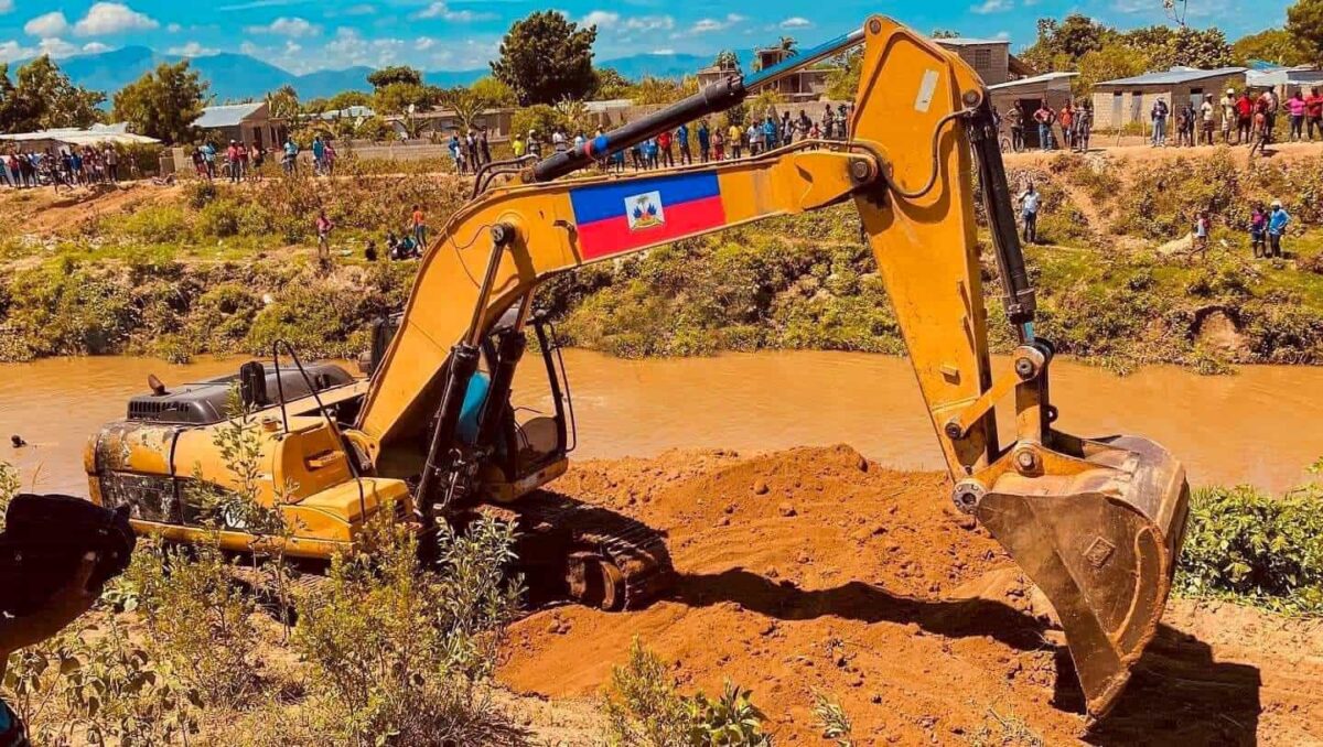 Haitianos buscan represar Río Masacre con retroexcavadora para desviar agua por canal