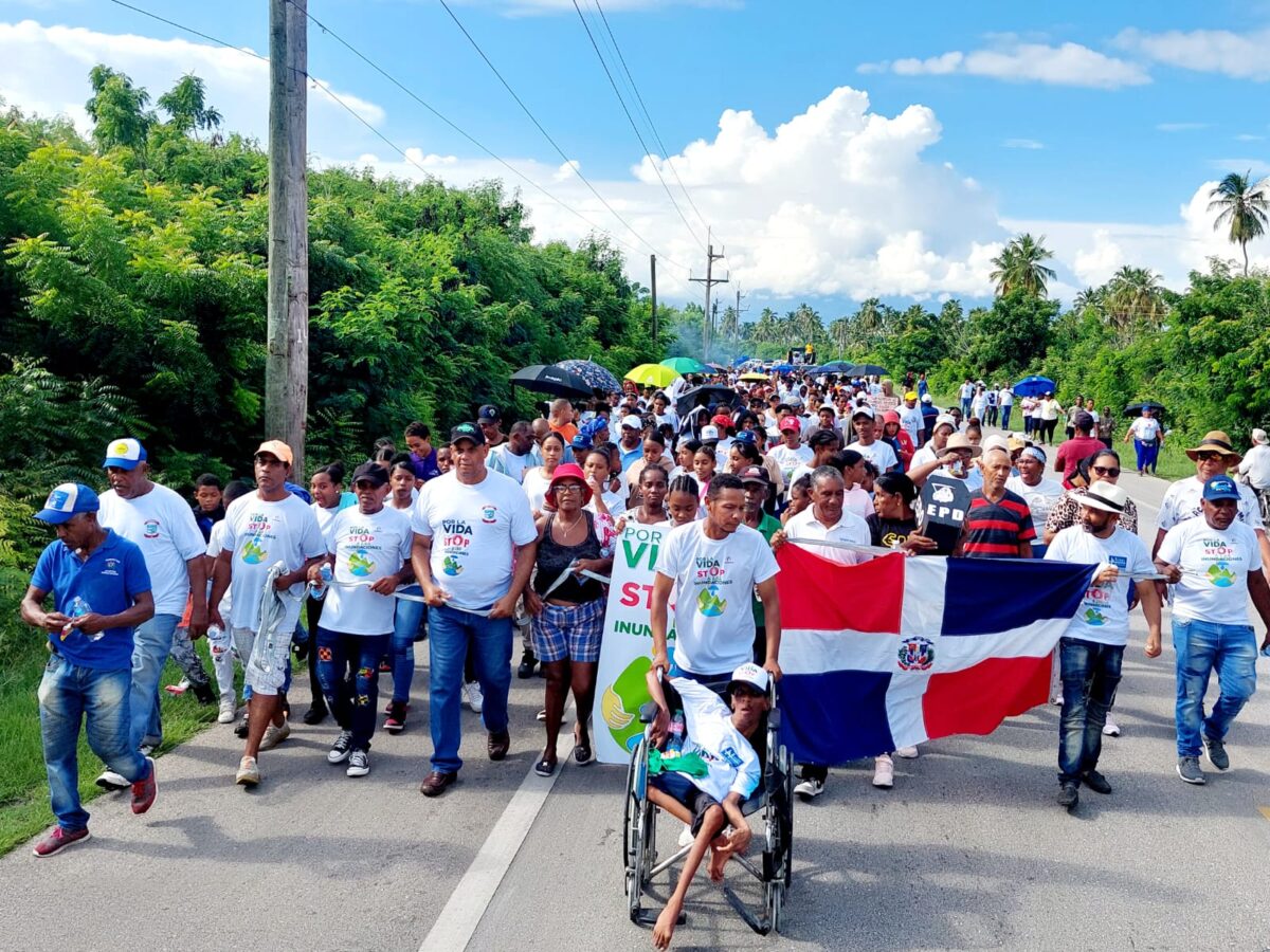 A través de una marcha Barahoneros exigen solución para las inundaciones