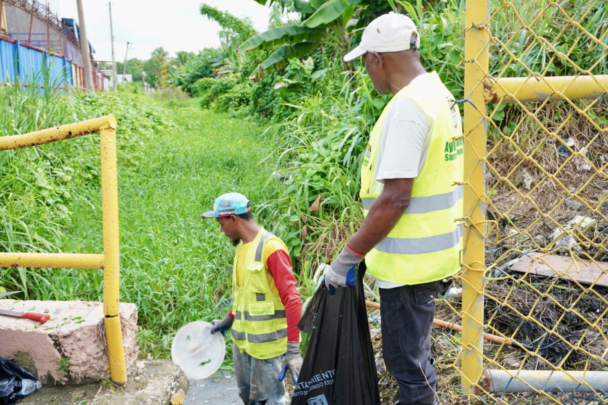 Ayuntamiento de Santo Domingo Este realiza limpieza preventiva de cañadas ante posible impacto de ciclón tropical
