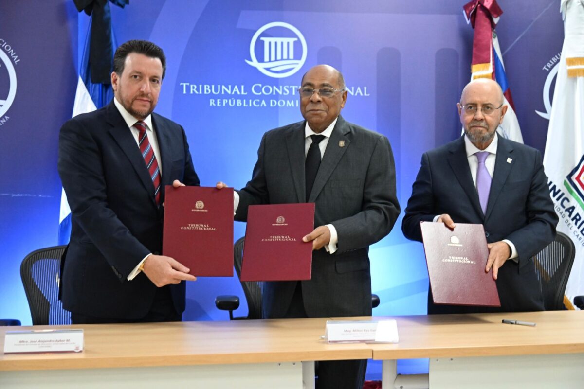 Tribunal Constitucional y Universidad del Caribe firman convenio