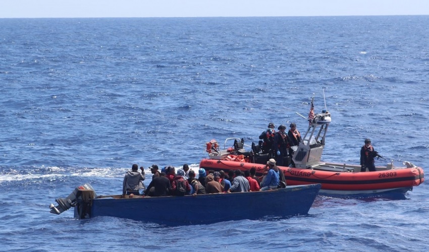 Rescatan a 60 migrantes cuya embarcación se hundía mientras se dirigían a Puerto Rico